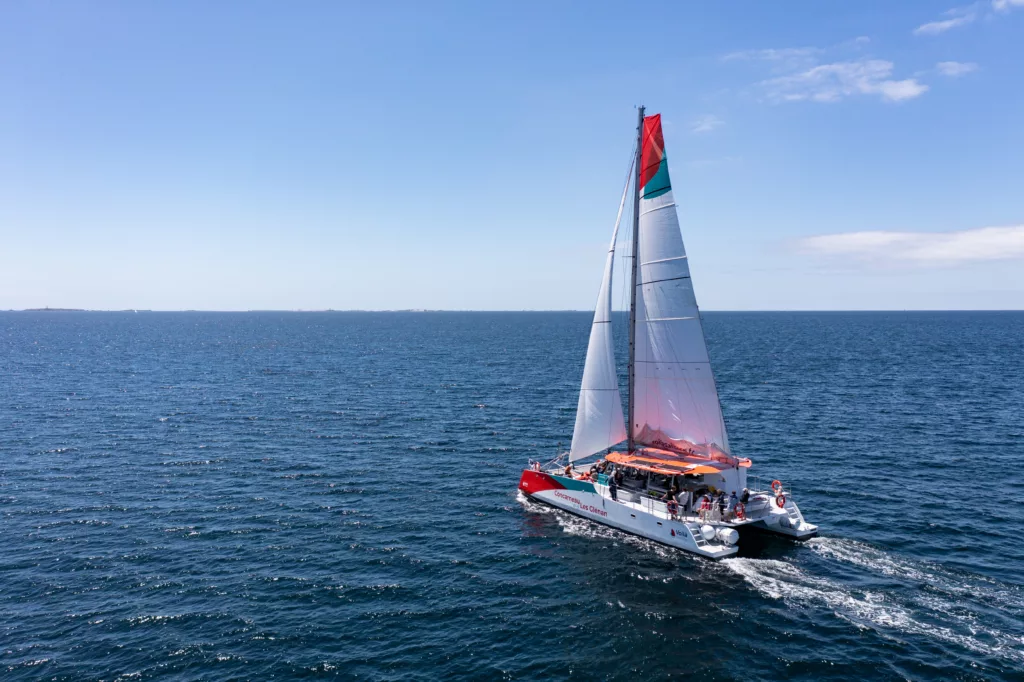 Photo du voilier "Isabelle" en pleine traversée des Glénan.