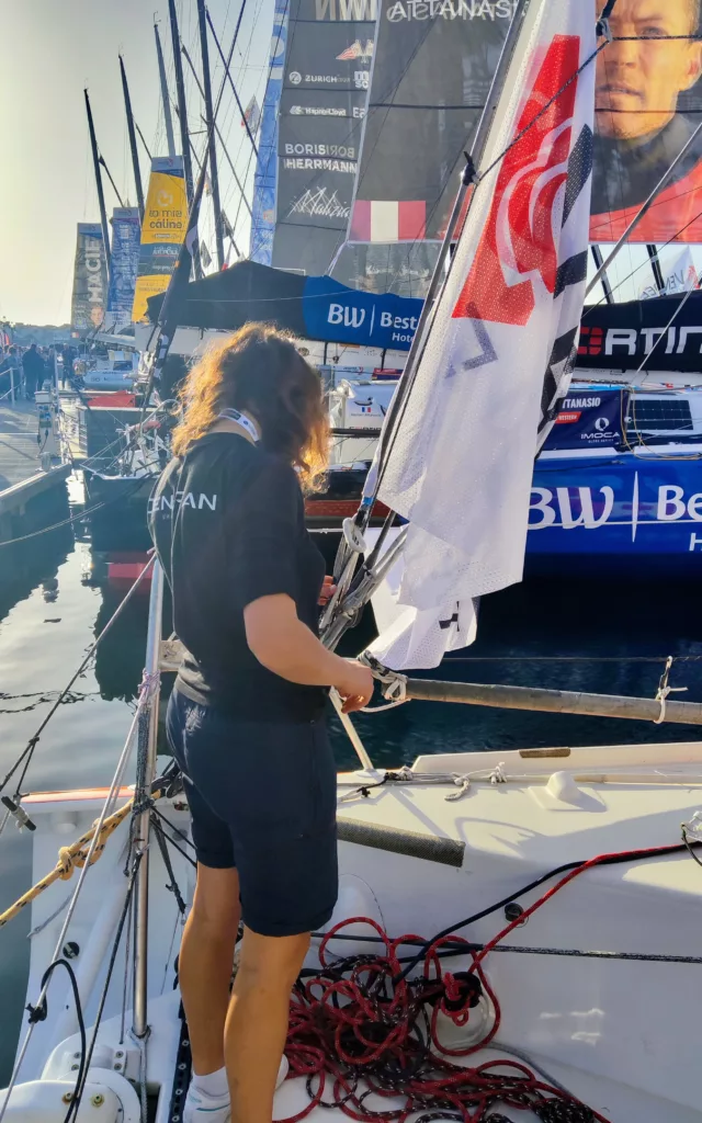 Mateloteuse DEN-RAN qui vérifie la bonne mise en place des câbles textiles sur un Imoca du Vendée Globe