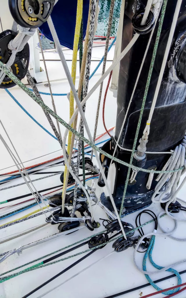 Pied de mât avec les cordages d'un Imoca du Vendée Globe