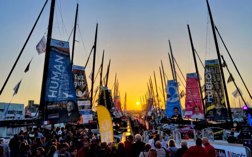 vue sur les pontons du Vendée globe 2024 avec un coucher de soleil 