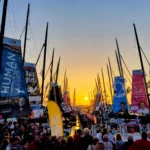 vue sur les pontons du Vendée globe 2024 avec un coucher de soleil